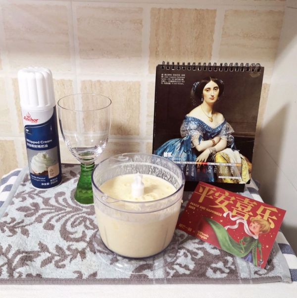 奶油菠萝香蕉奶昔