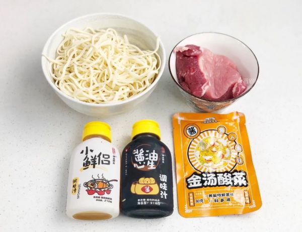 金汤酸菜肉丝面