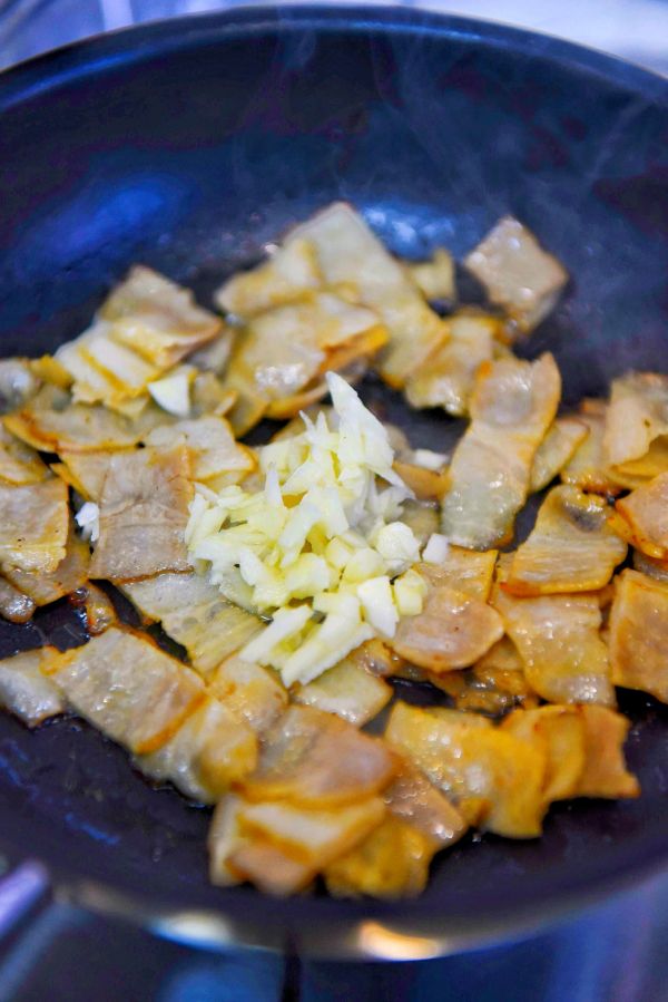 孢子甘蓝煎培根