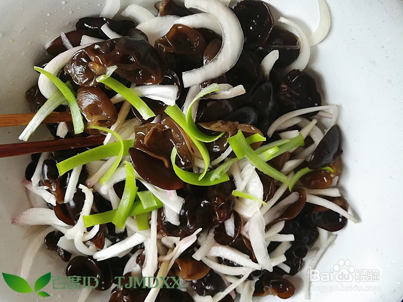 怎么做白洋葱拌东北黑木耳好吃呢
