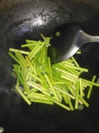 如何做蒜苔炒香肠