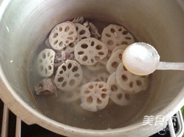 莲藕排骨汤的做法