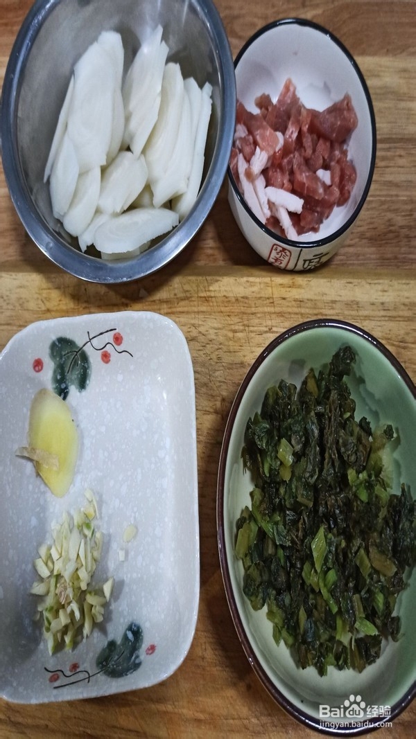 如何做一道鲜香味美的雪菜肉丝炒年糕呢