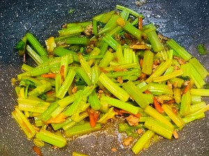 芹菜炒粉的做法
