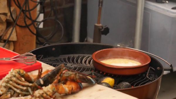 柠檬黄油烤加拿大龙虾