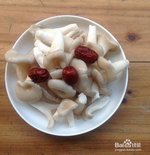 家常菜:红枣平菇排骨汤