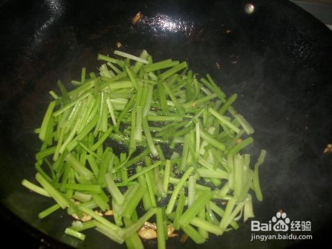芹菜炒鸡肉的做法
