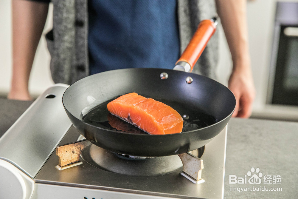 怎么做红酒啤梨配香煎三文鱼?