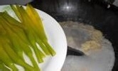 教你做黄花菜菇子蛋汤