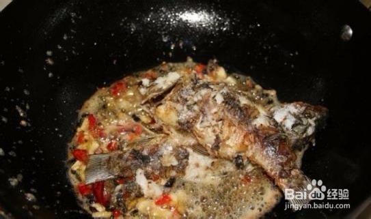 制作香煎鲫鱼