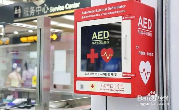 用自动体外除颤器救人时应该按照什么提示来操作