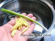 奶白色营养汤——鲫鱼蘑菇汤