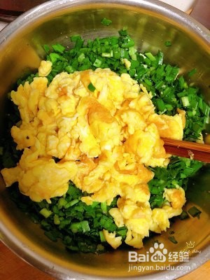 教你做韭菜盒子。