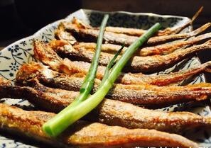 香煎多春鱼的做法 ！