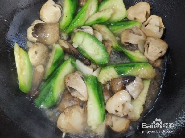 如何做草菇炒丝瓜