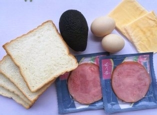 牛油果鸡蛋火腿三明治