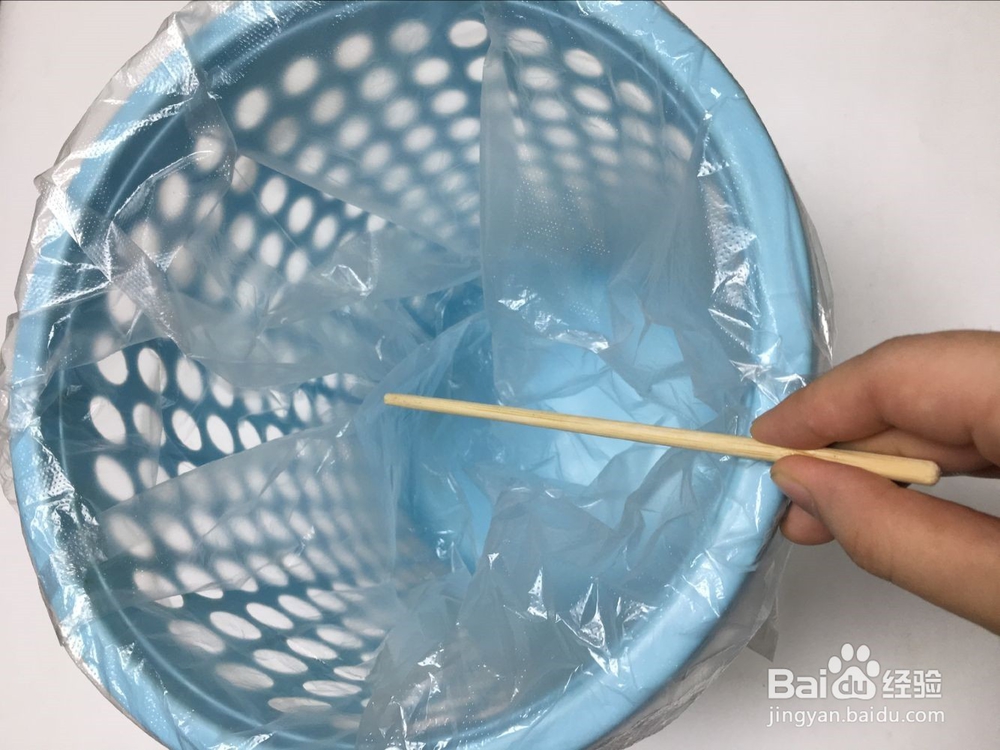 <b>在垃圾桶上放一根筷子，能帮家里省下不少钱</b>