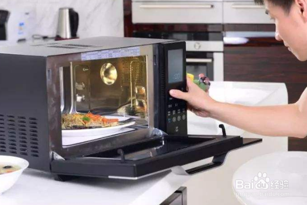 如何清洁微波炉？
