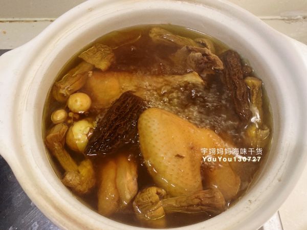 羊肚菌姬松茸海参鸡汤