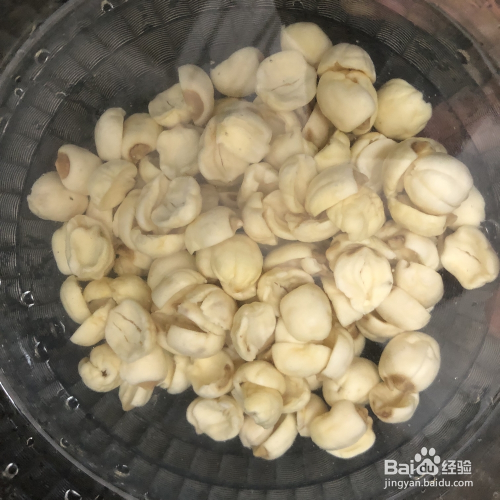 姨妈给我做银耳莲子枸杞糖水