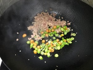 芹菜炒香干的做法