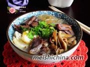 美味的鸭血粉丝汤