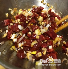 葱香蔬菜嫩爆牛肉粒的做法