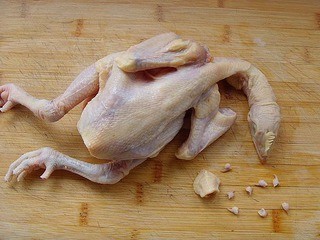 如何在野外做“叫花鸡”