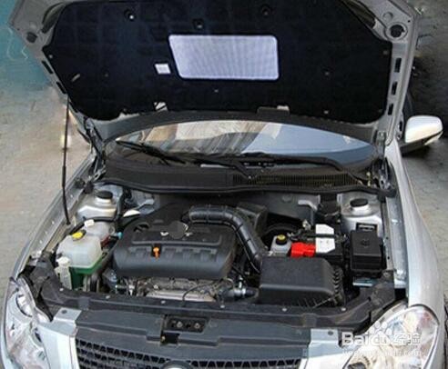 新奥拓如何打开汽车引擎盖