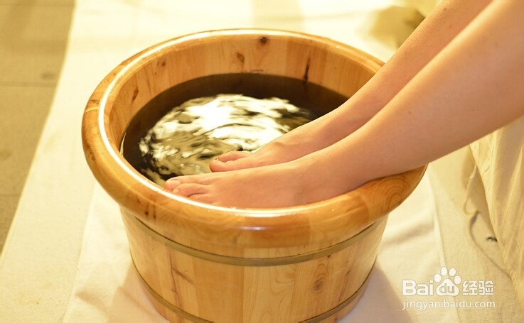 如何按摩脚底穴位呢?