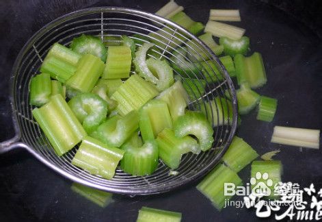 西芹腰果炒鸡块