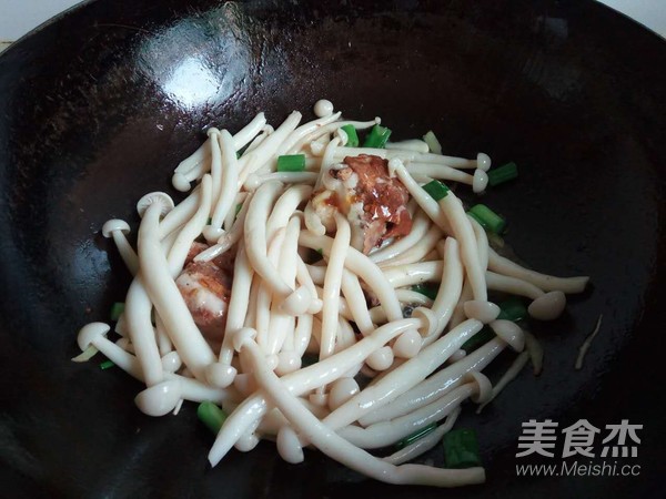 海鲜菇肉罐肉