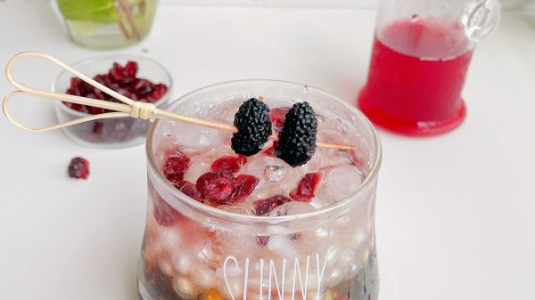 桑葚茶冻蔓越梅饮