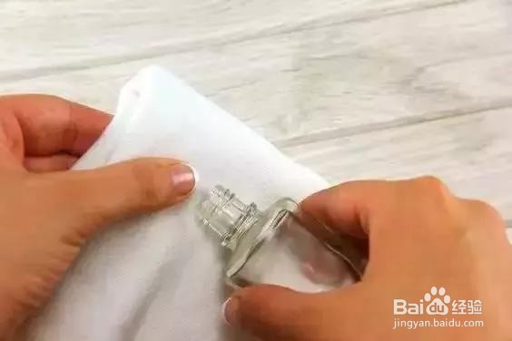 不用水洗呢大衣,巧去霉绩