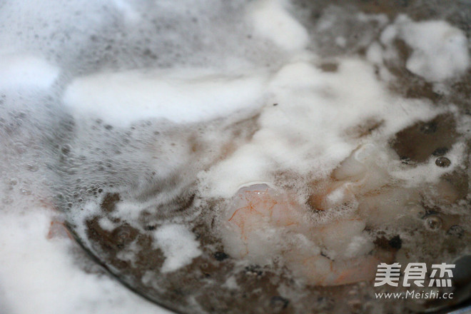 带游泳圈的虾仁