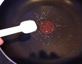 煎鸡蛋时怎样油才不会乱溅