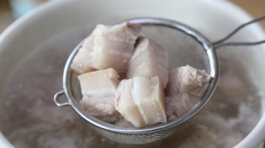 如何做一道东北口味的猪肉炖粉条？