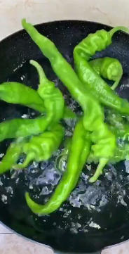 怎么用螺丝椒和皮蛋做好吃的美食呢