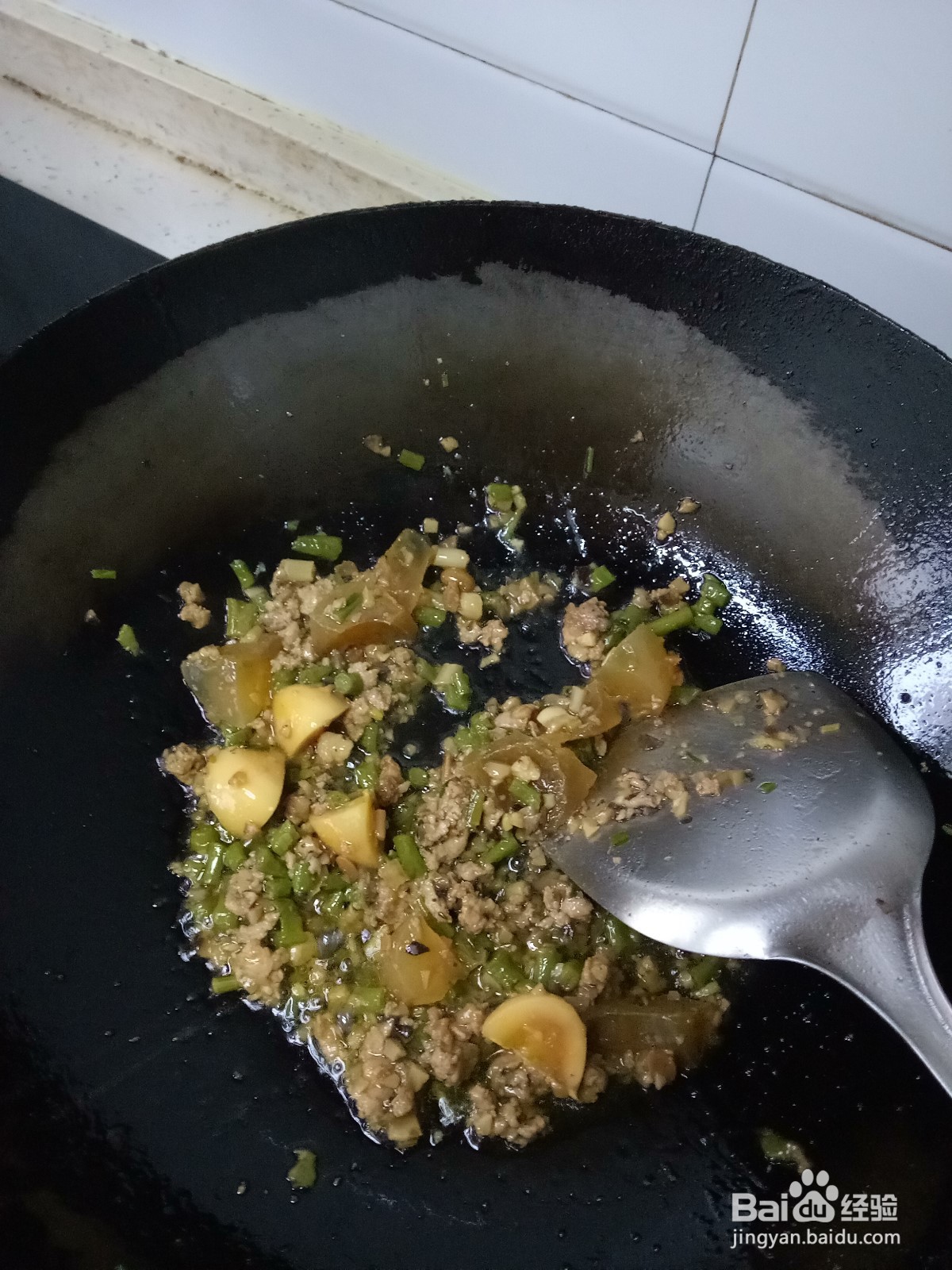 剩肉酱炒皮蛋豆腐