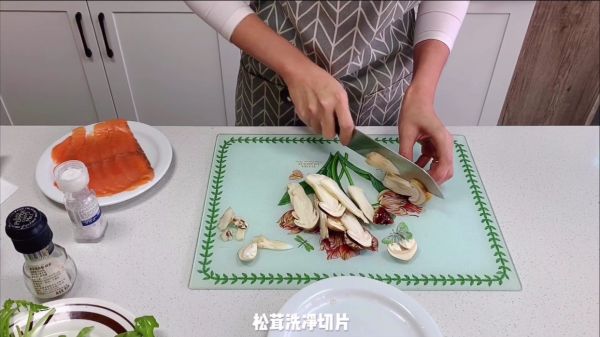 烟熏三文鱼松茸卷