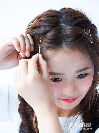 韩式双马尾麻花辫教程 演绎慵懒式清纯学院风