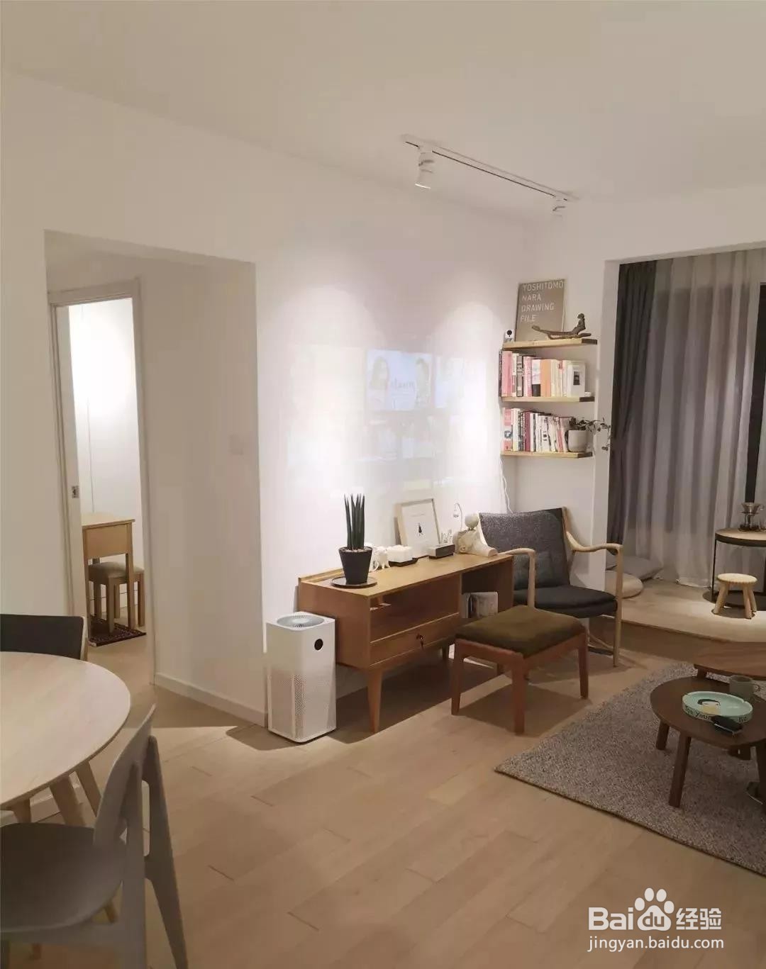 60平的原木风小户型，把收纳做成嵌入式的