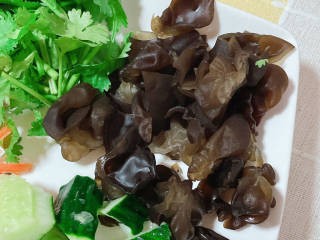 黄瓜拌木耳做法