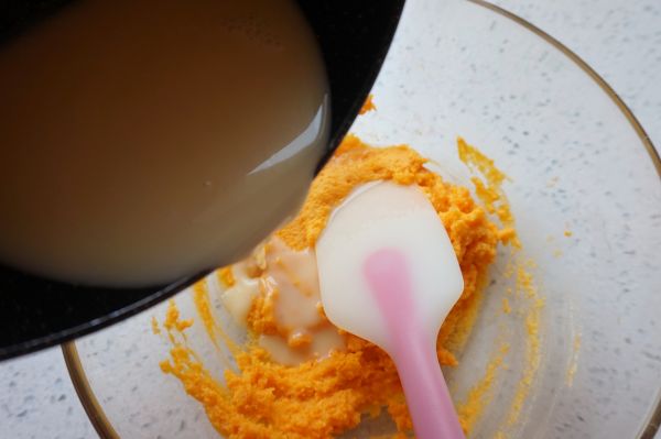 酥皮奶黄流沙月饼