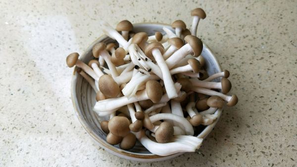 蟹味菇炒洋葱#在“家”打造ins风美食#