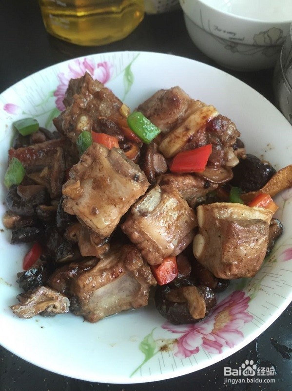 香菇焖排骨怎么做