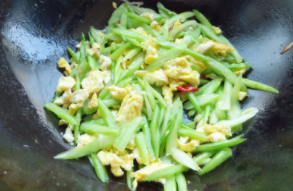芹菜炒鸡蛋的做法