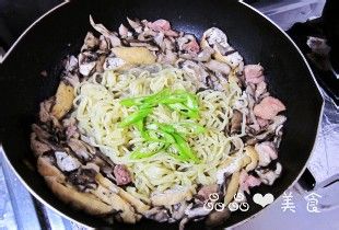 罐头食品做美食——鸡肉蘑菇炒面