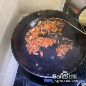 三文鱼炒紫米饭的做法