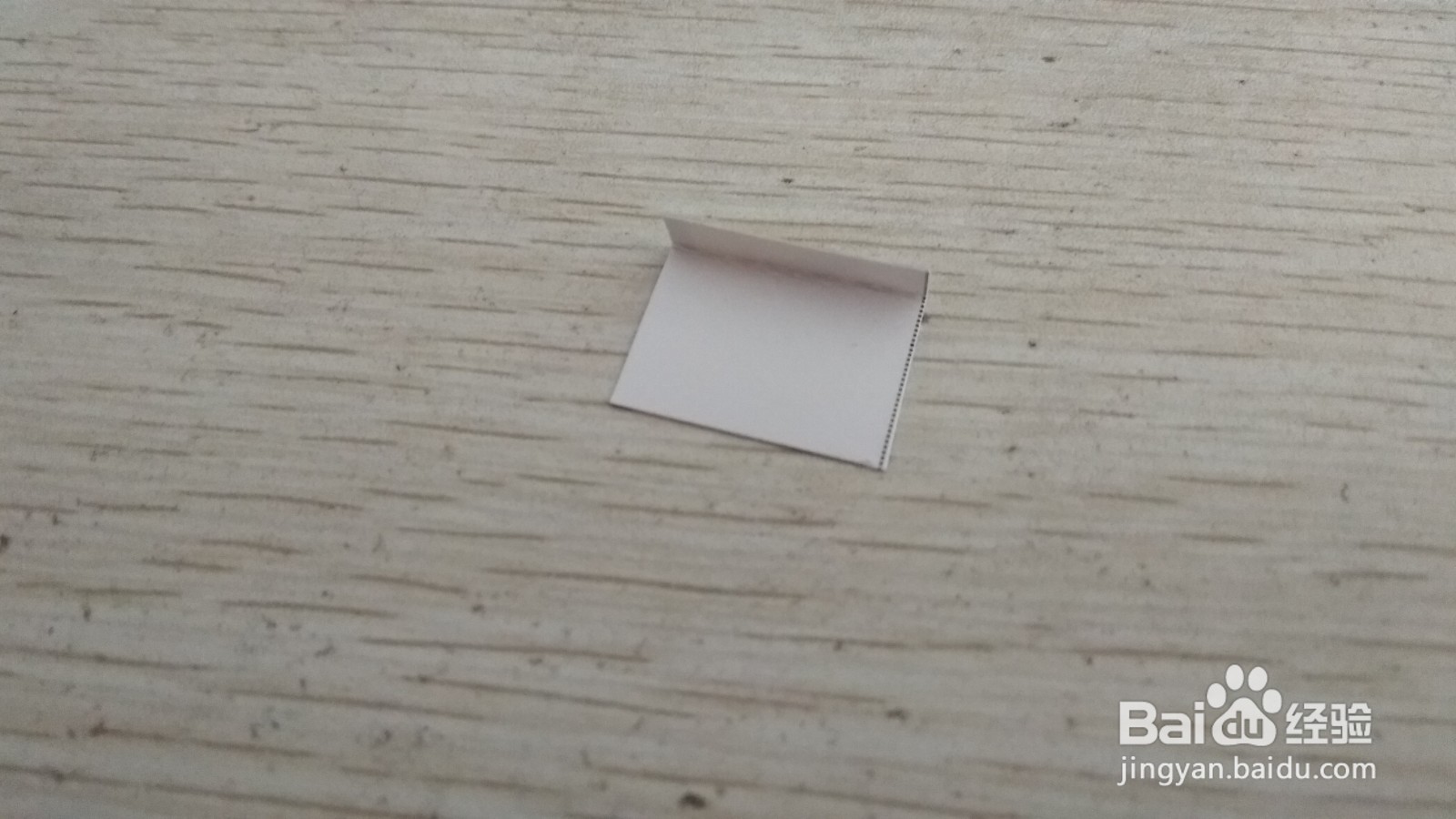 如何用两个正方形硬卡纸做简易的中性笔的支架